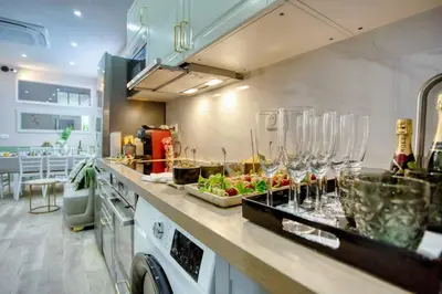 Cuisine ou kitchenette dans l'établissement Le Nid Parisien Triplex Cosy et Chaleureux