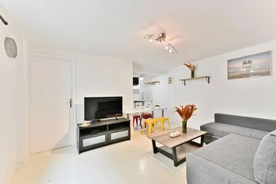 Télévision ou salle de divertissement dans l'établissement Appartement proche Canal Saint Martin - II