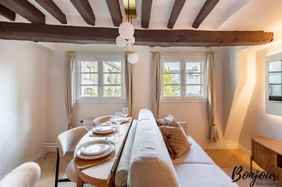 Coin salon dans l'établissement SUPER CENTRAL Designer One-Bedroom - Marais - FREE Parking