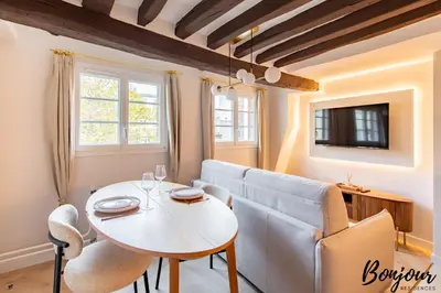 Télévision ou salle de divertissement dans l'établissement SUPER CENTRAL Designer One-Bedroom - Marais - FREE Parking