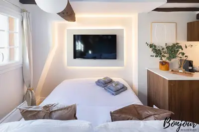 Un ou plusieurs lits dans un hébergement de l'établissement SUPER CENTRAL Designer One-Bedroom - Marais - FREE Parking
