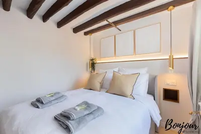Un ou plusieurs lits dans un hébergement de l'établissement SUPER CENTRAL Designer One-Bedroom - Marais - FREE Parking