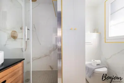 Salle de bains dans l'établissement SUPER CENTRAL Designer One-Bedroom - Marais - FREE Parking
