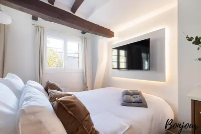 Un ou plusieurs lits dans un hébergement de l'établissement SUPER CENTRAL Designer One-Bedroom - Marais - FREE Parking
