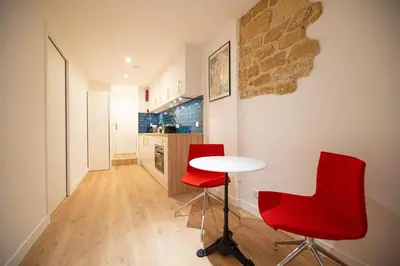 Cuisine ou kitchenette dans l'établissement Beautiful Apartment in Saint Germain