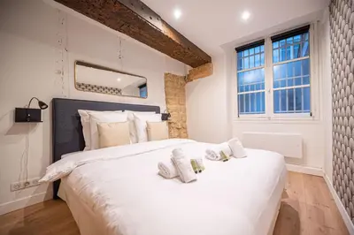 Un ou plusieurs lits dans un hébergement de l'établissement Beautiful Apartment in Saint Germain