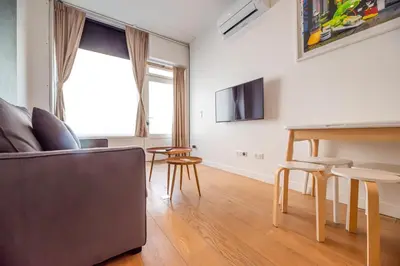 Télévision ou salle de divertissement dans l'établissement Beautiful Apartment in saint germain des prés