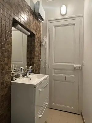 Salle de bains dans l'établissement White Paris