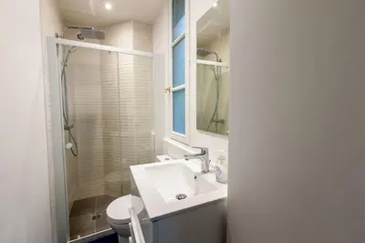 Salle de bains dans l'établissement Appartement contemporain rénové à Paris 14ème