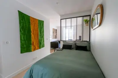 Un ou plusieurs lits dans un hébergement de l'établissement Appartement contemporain rénové à Paris 14ème