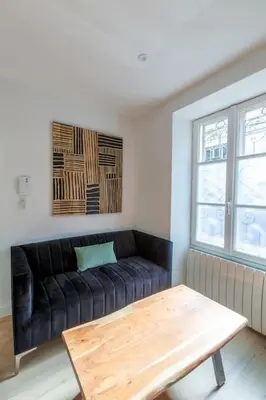 Coin salon dans l'établissement Appartement contemporain rénové à Paris 14ème