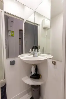 Salle de bains dans l'établissement Appartement élégant rénové à Paris 14ème