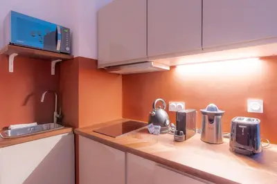 Cuisine ou kitchenette dans l'établissement Calm and cozy flat - Central location