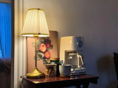 Plateau bouilloire dans l'établissement Chic entre Histoire et Modernité