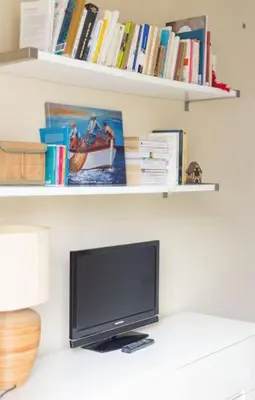 Télévision ou salle de divertissement dans l'établissement Doux Refuge - Au cœur de Paris