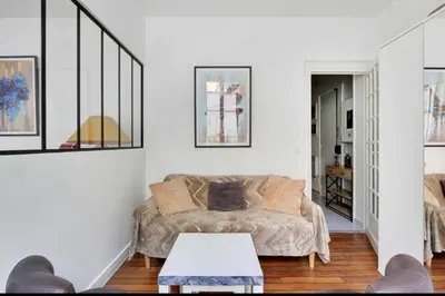 Coin salon dans l'établissement Appartement Magnifique 2 pièces, clair neuf