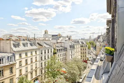 Vue générale sur Paris ou vue de la ville depuis l'appartement