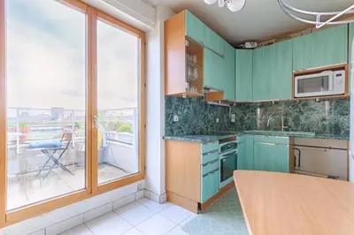 Cuisine ou kitchenette dans l'établissement Trois pièces sur parc de la Villette Terrasse et vues