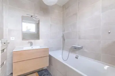 Salle de bains dans l'établissement Trois pièces sur parc de la Villette Terrasse et vues