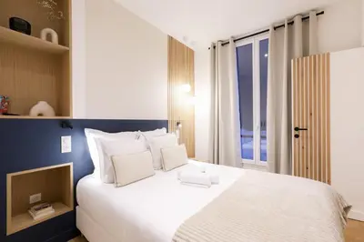 Un ou plusieurs lits dans un hébergement de l'établissement Bel appartement d'architecte au coeur de Paris