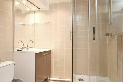 Salle de bains dans l'établissement Unique Loft in Paris near Parc de la Villette