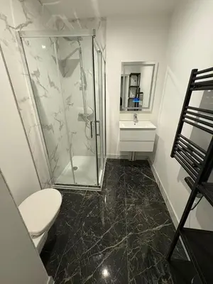 Salle de bains dans l'établissement Île Saint Louis-studio