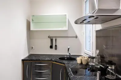 Cuisine ou kitchenette dans l'établissement La Suite des Expositions