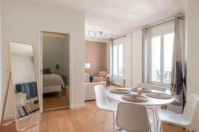 Télévision ou salle de divertissement dans l'établissement La Suite des Expositions