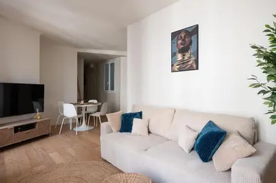 Télévision ou salle de divertissement dans l'établissement La Suite des Expositions