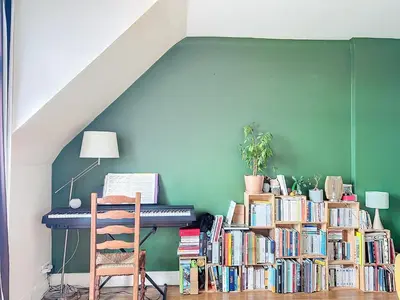 Bibliothèque dans l'appartement
