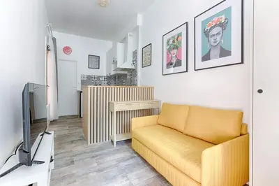 Télévision ou salle de divertissement dans l'établissement République Canal St Martin Charming Apartment