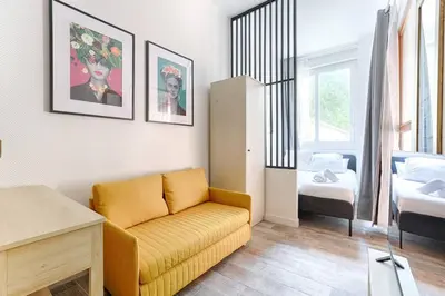 Un ou plusieurs lits dans un hébergement de l'établissement République Canal St Martin Charming Apartment