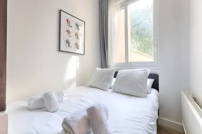 Un ou plusieurs lits dans un hébergement de l'établissement République Canal St Martin Charming Apartment
