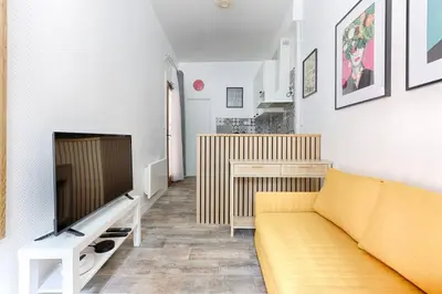 Télévision ou salle de divertissement dans l'établissement République Canal St Martin Charming Apartment