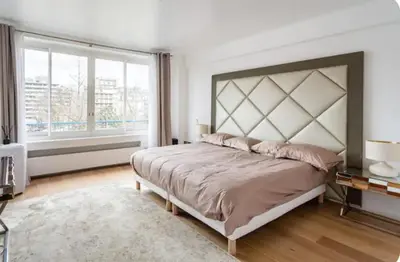 Un ou plusieurs lits dans un hébergement de l'établissement 2 bedroom appartement champs Élysée