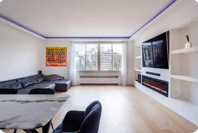 Télévision ou salle de divertissement dans l'établissement 2 bedroom appartement champs Élysée