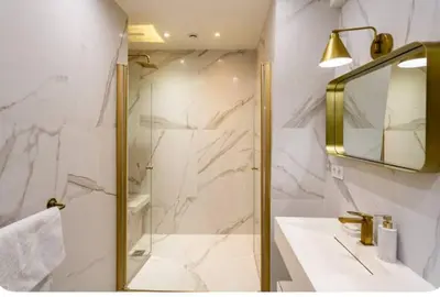 Salle de bains dans l'établissement 2 bedroom appartement champs Élysée