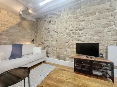 Télévision ou salle de divertissement dans l'établissement Loft en plein coeur du Marais