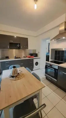 Cuisine ou kitchenette dans l'établissement Logement entier 2-3 p