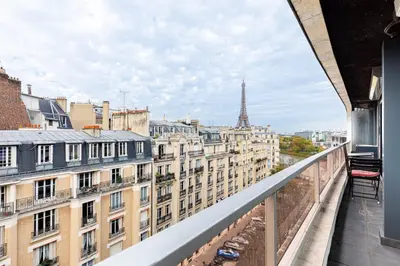 Vue générale sur Paris ou vue de la ville depuis l'appartement