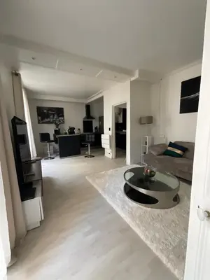 Télévision ou salle de divertissement dans l'établissement Appartement Cosy quartier Champs Élysées