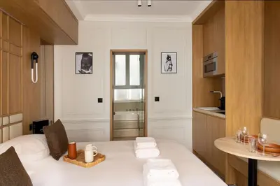 Un ou plusieurs lits dans un hébergement de l'établissement Love room avec Jacuzzi & Cinema-Gare Mont Parnasse