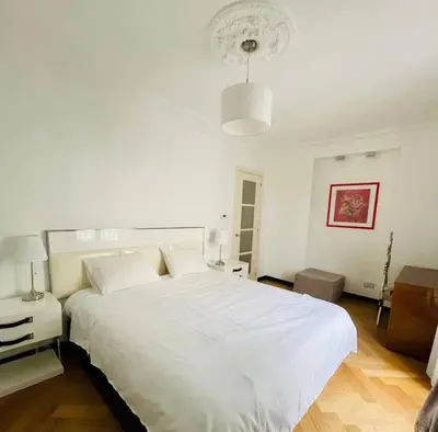 Un ou plusieurs lits dans un hébergement de l'établissement Elégant 4 pièces au coeur du Paris artiste