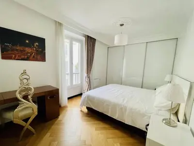 Un ou plusieurs lits dans un hébergement de l'établissement Elégant 4 pièces au coeur du Paris artiste