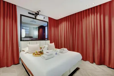 Un ou plusieurs lits dans un hébergement de l'établissement Magnifique Studio 2P avec Jacuzzi et Cinema