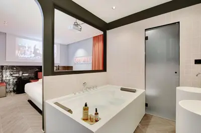 Salle de bains dans l'établissement Magnifique Studio 2P avec Jacuzzi et Cinema