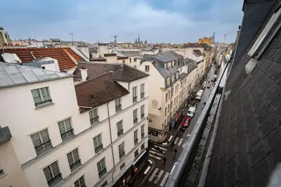 Vue générale sur Paris ou vue de la ville depuis l'appartement