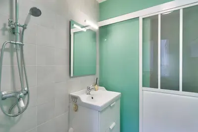 Salle de bains dans l'établissement Appart calme à Buttes-Chaumont