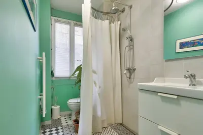 Salle de bains dans l'établissement Appart calme à Buttes-Chaumont