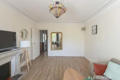 Télévision ou salle de divertissement dans l'établissement Flexliving - private bedroom - Monge